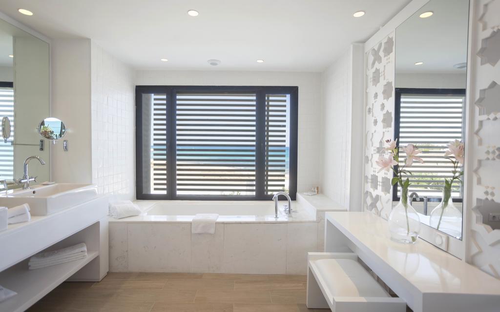 Suite Vista Mare con Vasca Idromassaggio Doppia sulla Terrazza Esterna Vista Mare