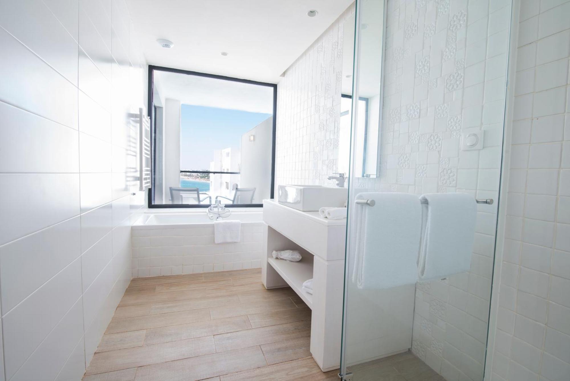 Suite Deluxe Matrimoniale/Doppia con Letti Singoli con Vista Mare Parziale